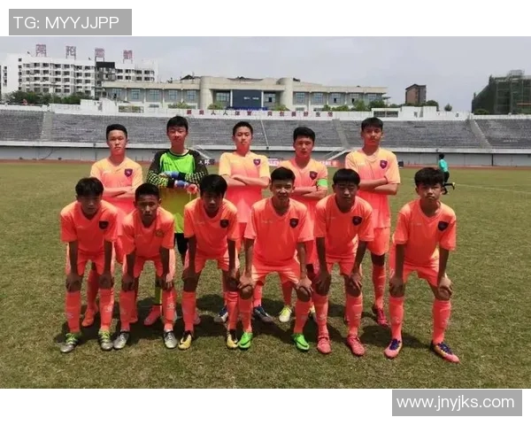 中国男足U19迎战强敌全力争胜展现青春风采与拼搏精神